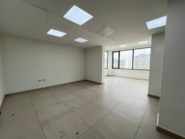 Tirane, jepet me qera ambjent biznesi Kati 7, 310 m² 3.500 € (KOMPLEKSI DELIJORGJI)