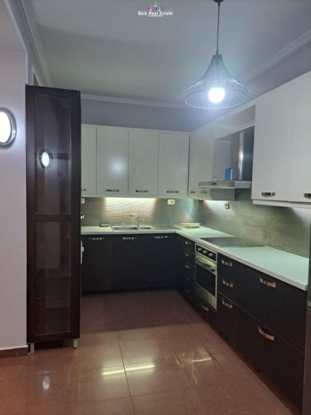 Tirane, jepet me qera Vile 2+1 Kati 2, 130 m² 800 € (pazari i ri)