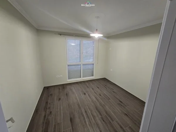 Tirane, jepet me qera apartament 2+1+Ballkon Kati 5, 93 m² 400 € (selite)