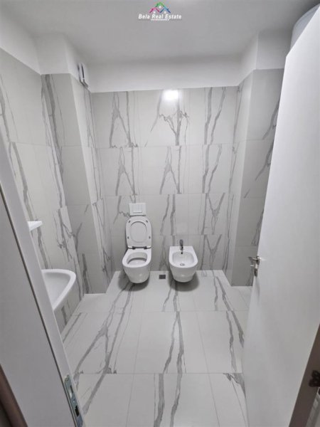 Tirane, jepet me qera apartament 2+1+Ballkon Kati 5, 93 m² 400 € (selite)