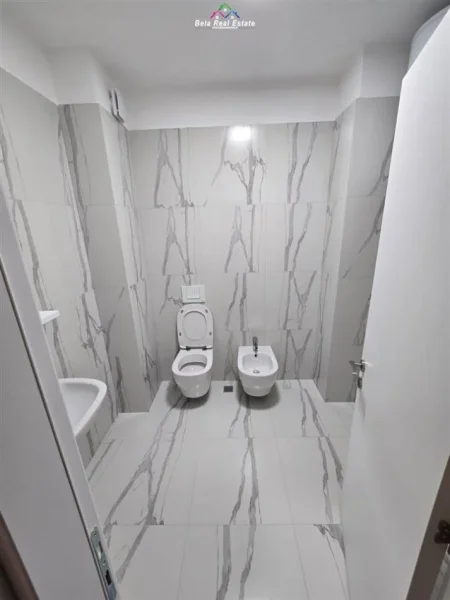 Tirane, jepet me qera apartament 2+1+Ballkon Kati 5, 93 m² 400 € (selite)