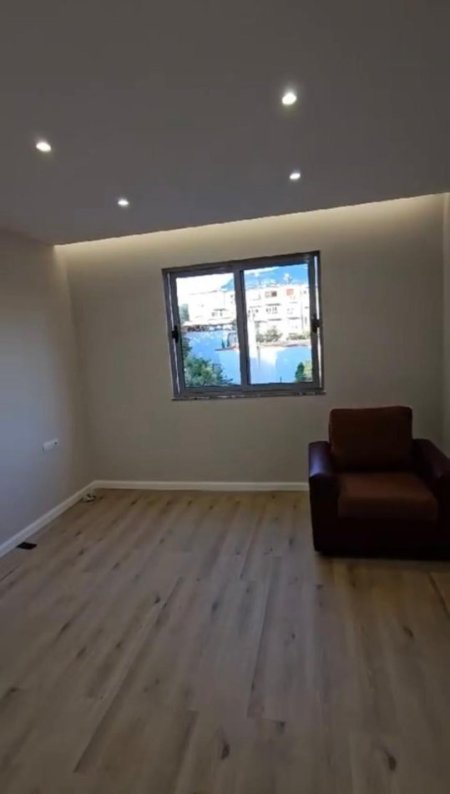 Tirane, jepet me qera apartament 2+1 Kati 3, 78 m² 600 € (Xhamllik)