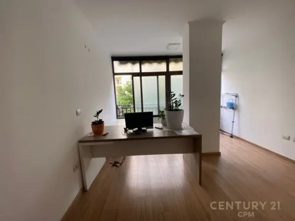 Tirane, jepet me qera zyre Kati 1, 60 m² 600 € (lulishtja komuna e parisit)