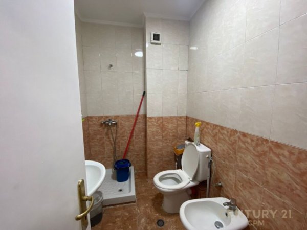Tirane, jepet me qera zyre Kati 1, 60 m² 600 € (lulishtja komuna e parisit)