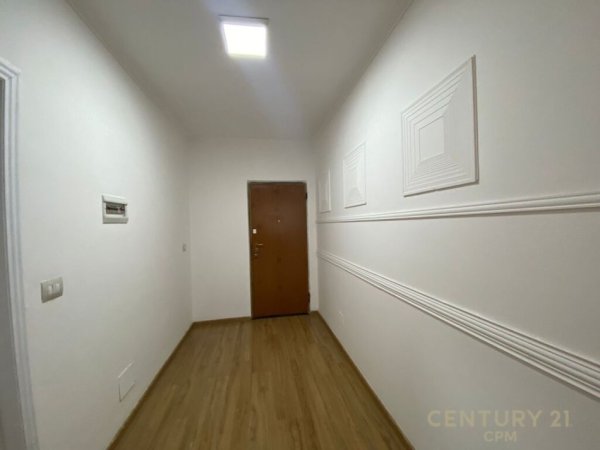 Tirane, jepet me qera zyre Kati 1, 60 m² 600 € (lulishtja komuna e parisit)