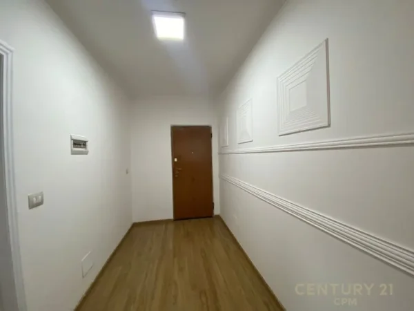 Tirane, jepet me qera zyre Kati 1, 60 m² 600 € (lulishtja komuna e parisit)