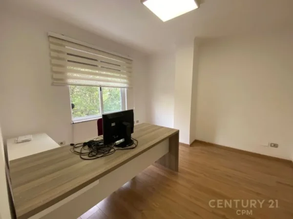 Tirane, jepet me qera zyre Kati 1, 60 m² 600 € (lulishtja komuna e parisit)