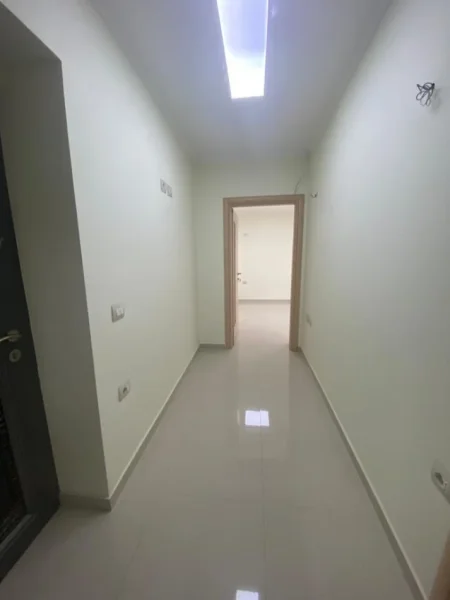 Tirane, jepet me qera ambjent biznesi Kati 2, 60 m² 600 € (Rr. Hoxha Tahsim)