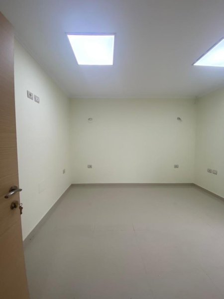Tirane, jepet me qera ambjent biznesi Kati 2, 60 m² 600 € (Rr. Hoxha Tahsim)