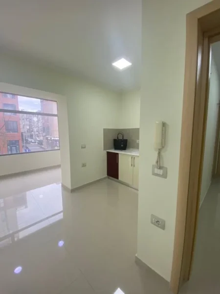 Tirane, jepet me qera ambjent biznesi Kati 2, 60 m² 600 € (Rr. Hoxha Tahsim)
