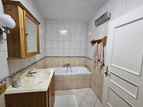 Tirane, jepet me qera apartament 3+1 Kati 2, 140 m² 700 € (Komuna e Parisit)