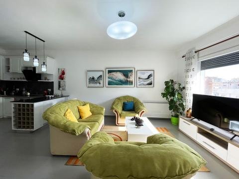 Tirane, jepet me qera apartament 2+1 Kati 3, 97 m² 800 € (George W.Bush, pranë parlamentit)