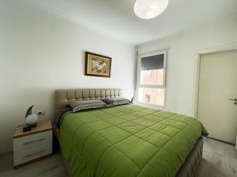 Tirane, jepet me qera apartament 2+1 Kati 3, 97 m² 800 € (George W.Bush, pranë parlamentit)