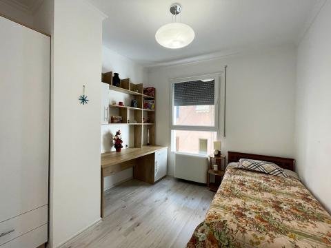Tirane, jepet me qera apartament 2+1 Kati 3, 97 m² 800 € (George W.Bush, pranë parlamentit)