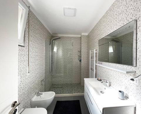 Tirane, jepet me qera apartament 2+1 Kati 3, 97 m² 800 € (George W.Bush, pranë parlamentit)