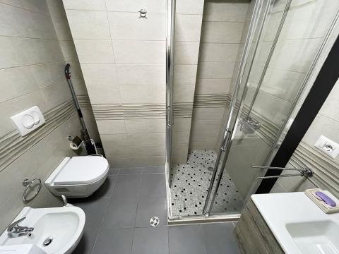 Tirane, jepet me qera apartament 2+1 Kati 3, 97 m² 800 € (George W.Bush, pranë parlamentit)