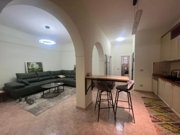 Tirane, jepet me qera apartament 2+1 Kati 4, 80 m² 900 € (Rruga Sulejman Delvina)