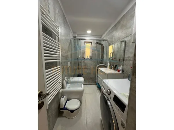 Tirane, jepet me qera 2+1 Kati 4, 104 m² 600 € (Ali Demi)