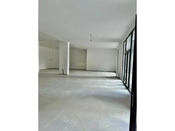 Tirane, jepet me qera ambjent biznesi Kati 0, 229 m² 4.351 € (kompleksi Square 21!)
