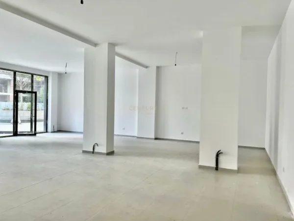 Tirane, jepet me qera ambjent biznesi Kati 0, 229 m² 4.351 € (kompleksi Square 21!)