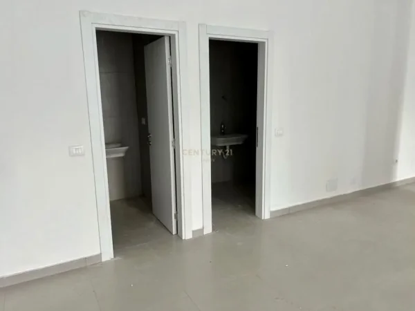 Tirane, jepet me qera ambjent biznesi Kati 0, 229 m² 4.351 € (kompleksi Square 21!)