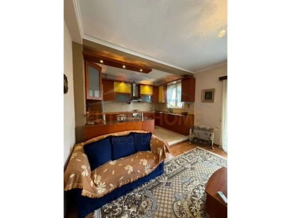 Tirane, jepet me qera apartament 2+1+Ballkon Kati 2, 160 m² 400 € (Shkoze)