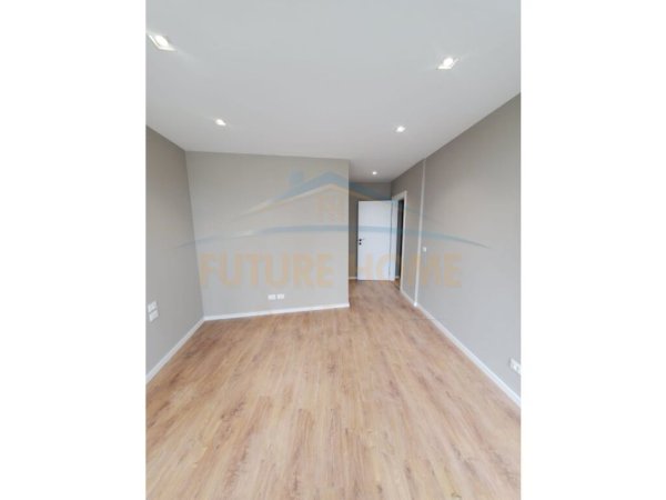 Tirane, jepet me qera zyre Kati 3, 124 m² 1.300 € (LAKE VIEW)