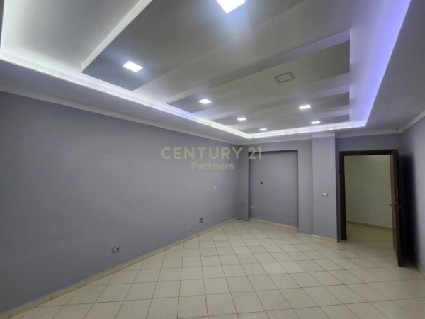 Tirane, jepet me qera zyre Kati 3, 100 m² 500 € (Astir)