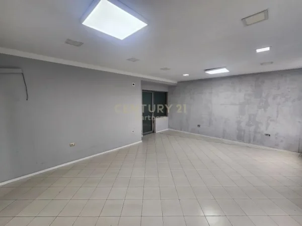 Tirane, jepet me qera zyre Kati 3, 100 m² 500 € (Astir)