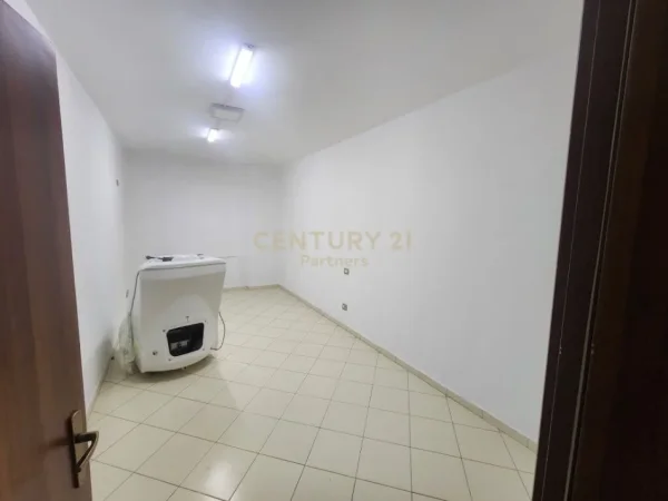 Tirane, jepet me qera zyre Kati 3, 100 m² 500 € (Astir)