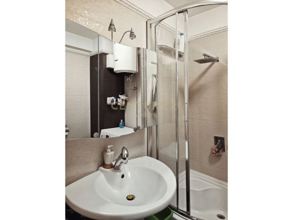 Tirane, jepet me qera apartament 2+1+Ballkon Kati 6, 75 m² 1.500 € (Liqeni Tiranes)