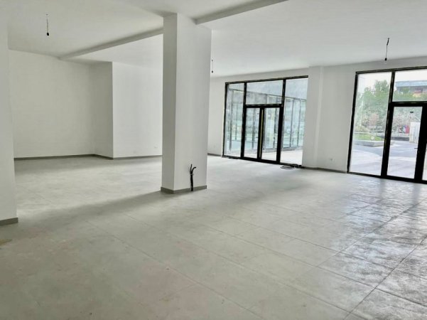 Tirane, jepet me qera ambjent biznesi Kati 0, 229 m² 4.351 € (Square 21)