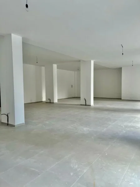 Tirane, jepet me qera ambjent biznesi Kati 0, 229 m² 4.351 € (Square 21)
