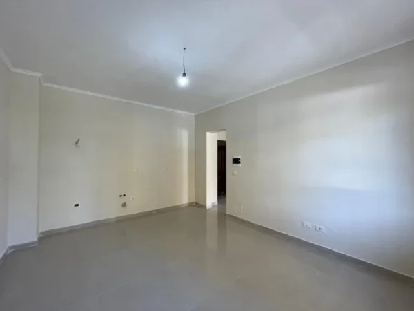 !SHITUR! Durres, shitet apartament 1+1+Ballkon Kati 1, 52 m² 55.000 € (Ne krah te Hotel Adriatik, Plazh, Durres.)