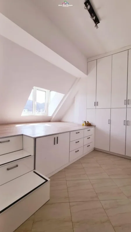 Tirane, jepet me qera apartament 2+1 Kati 7, 120 m² 750 € (liqeni i thate)