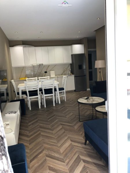 Tirane, jepet me qera apartament 1+1+Ballkon Kati 6, 65 m² 580 € (KOMUNA E PARISIT)
