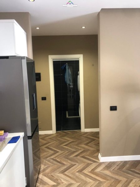 Tirane, jepet me qera apartament 1+1+Ballkon Kati 6, 65 m² 580 € (KOMUNA E PARISIT)