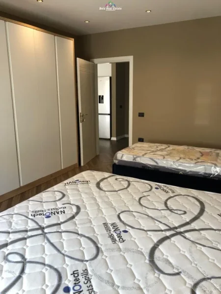 Tirane, jepet me qera apartament 1+1+Ballkon Kati 6, 65 m² 580 € (KOMUNA E PARISIT)