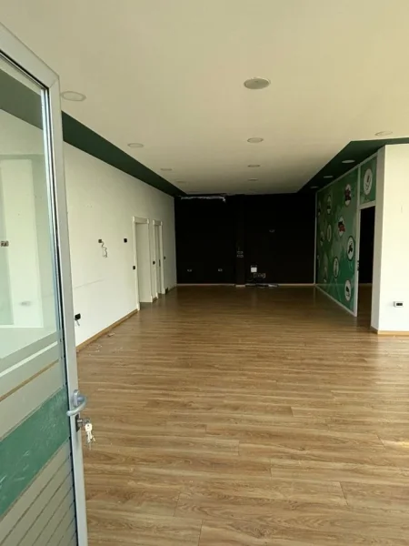 Tirane, jepet me qera ambjent biznesi Kati 0, 190 m² 1.500 € (Prane Universiteti Marlin Barleti)