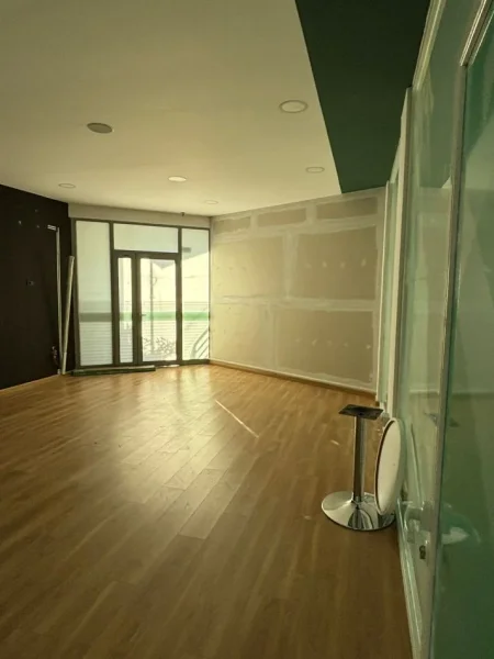 Tirane, jepet me qera ambjent biznesi Kati 0, 190 m² 1.500 € (Prane Universiteti Marlin Barleti)