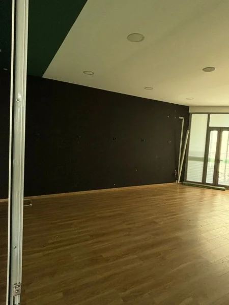 Tirane, jepet me qera ambjent biznesi Kati 0, 190 m² 1.500 € (Prane Universiteti Marlin Barleti)