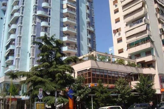 Tirane, jepet me qera ambjent biznesi Kati 0, 40 m² 550 € (Ish Ekspozita)