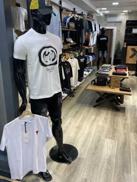 Tirane, shitet biznesi  me rroba per meshkuj. Kati 1, 50 m² (21sh, rruga Muhamet Gjollesha)