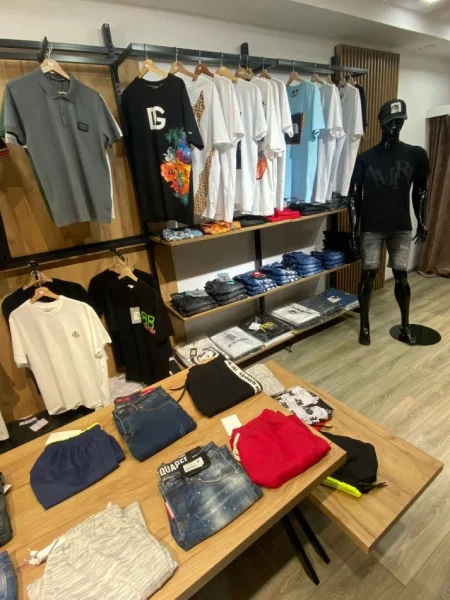 Tirane, shitet biznesi  me rroba per meshkuj. Kati 1, 50 m² (21sh, rruga Muhamet Gjollesha)