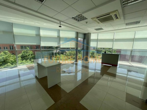 Tirane, jepet me qera Godinë biznesi, 715 m² 8.250€ (Rruga Bardhyl)