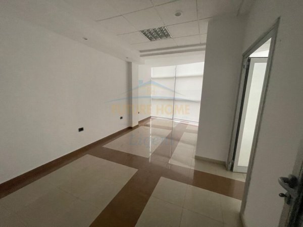 Tirane, jepet me qera Godinë biznesi, 715 m² 8.250€ (Rruga Bardhyl)