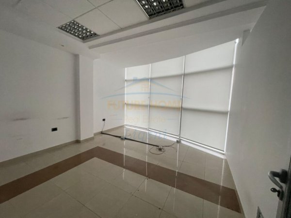 Tirane, jepet me qera Godinë biznesi, 715 m² 8.250€ (Rruga Bardhyl)