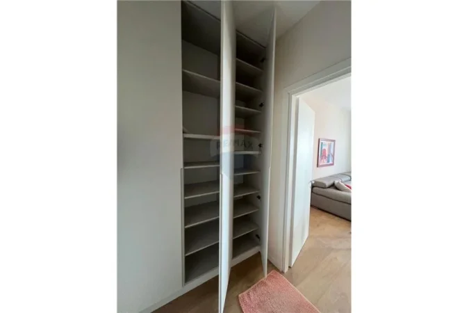 Tirane, jepet me qera apartament 2+1+Ballkon Kati 8, 105 m² 1.000 € (Rruga Myslym Shyri)
