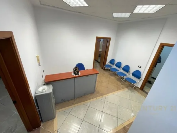 Tirane, jepet me qera zyre Kati 2, 220 m² 4.500 € (Prane RTSH-se Tirane)