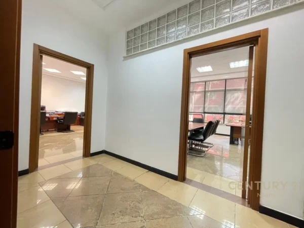 Tirane, jepet me qera zyre Kati 2, 220 m² 4.500 € (Prane RTSH-se Tirane)